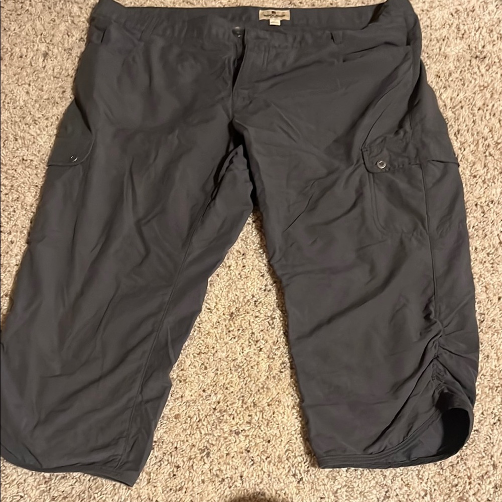 Gray Capri Pants with Ruching and Moisture-Wicking Fabric